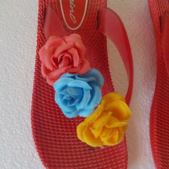Red Sandals with Fabric Roses - Picture 3 of 6